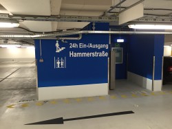 blaues Treppenhaus (24h-Ein-/Ausgang Hammerstraße) mit Aufzug